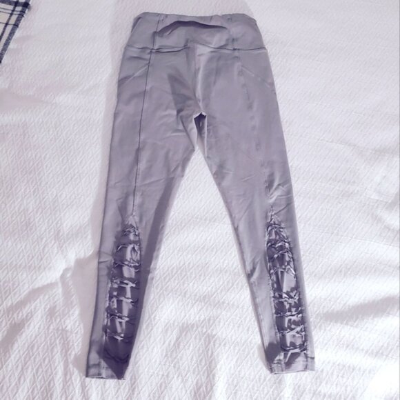 Victoria's Secret - Victoria Sport "Knockout" Mesh Back Ballerina strap Legging- - Picture 4 of 9